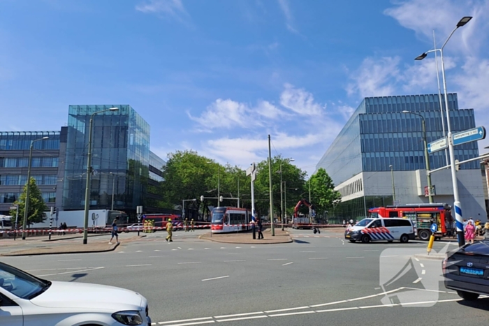 Bovenleiding tram kapot gereden door vrachtwagen