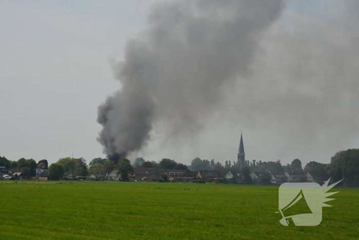 Uitslaande brand in grote loods