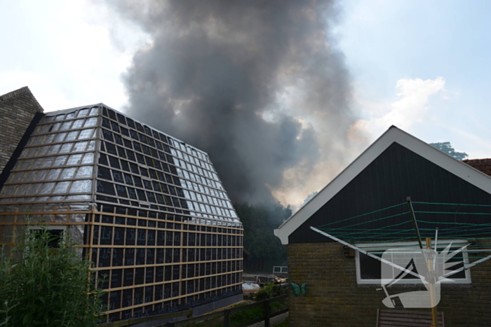 Uitslaande brand in grote loods
