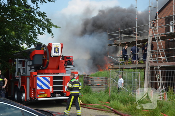 Uitslaande brand in grote loods