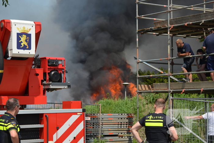 Uitslaande brand in grote loods