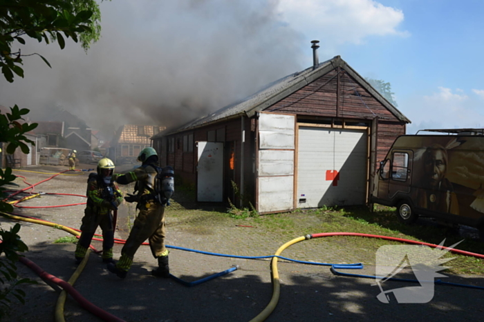 Uitslaande brand in grote loods