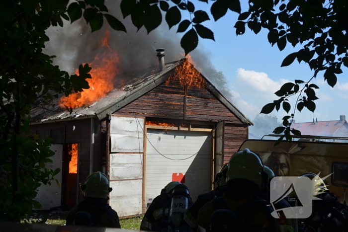 Uitslaande brand in grote loods