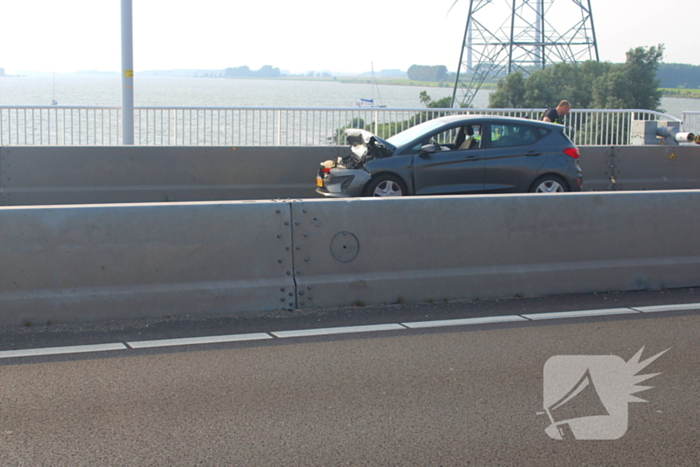 Automobilist ramt afsluitboom Haringvlietbrug