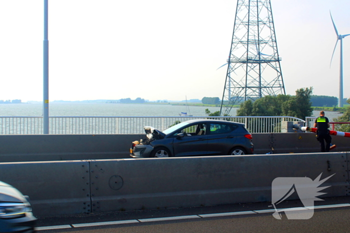 Automobilist ramt afsluitboom Haringvlietbrug