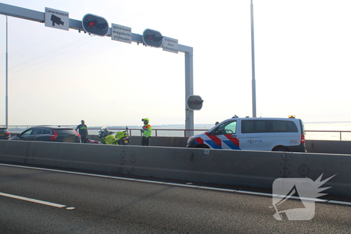 Automobilist ramt afsluitboom Haringvlietbrug