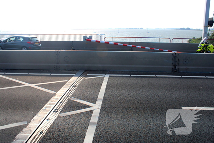 Automobilist ramt afsluitboom Haringvlietbrug