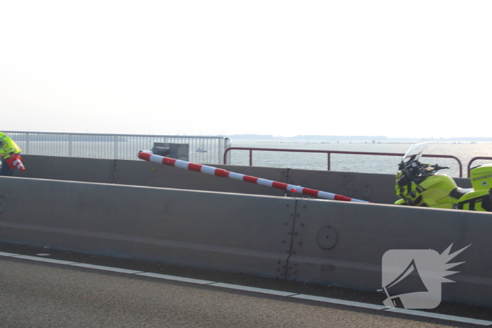 Automobilist ramt afsluitboom Haringvlietbrug