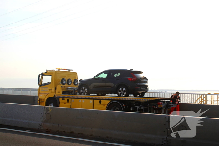 Automobilist ramt afsluitboom Haringvlietbrug
