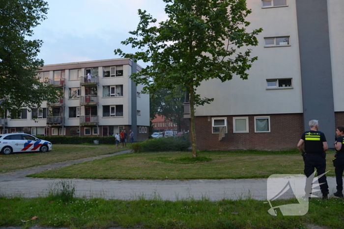 Brandweer blust brand met gieter