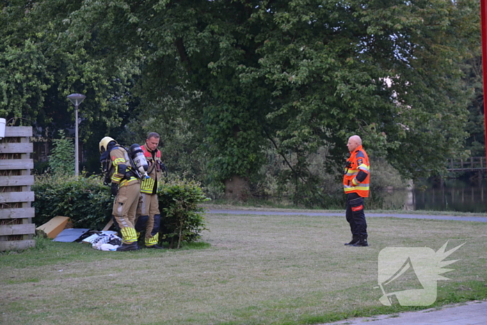 Brandweer blust brand met gieter