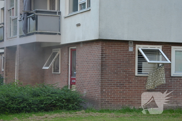 Brandweer blust brand met gieter