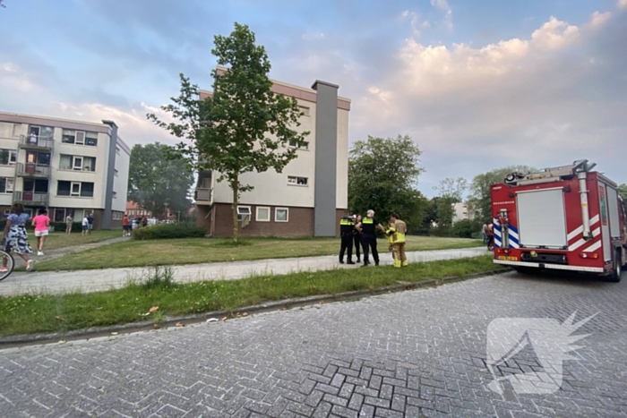 Brandweer blust brand met gieter
