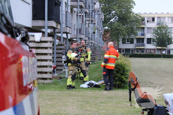 Brandweer blust brand met gieter