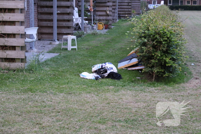 Brandweer blust brand met gieter