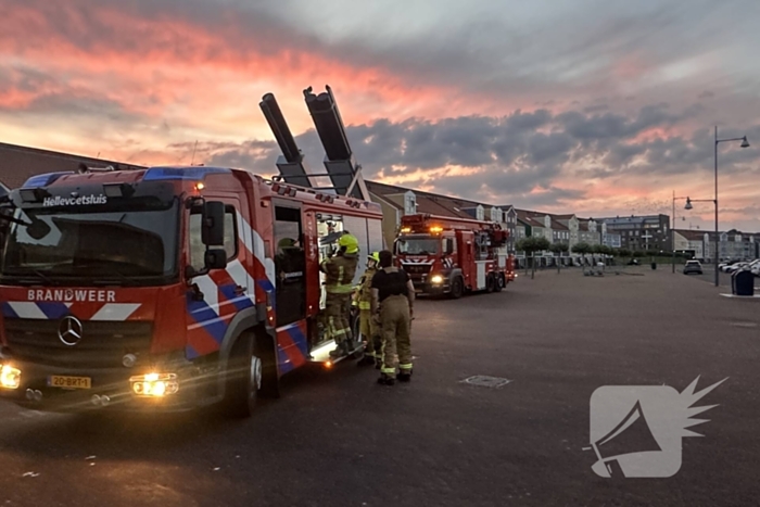 Zonnescherm waait kapot, brandweer ingezet