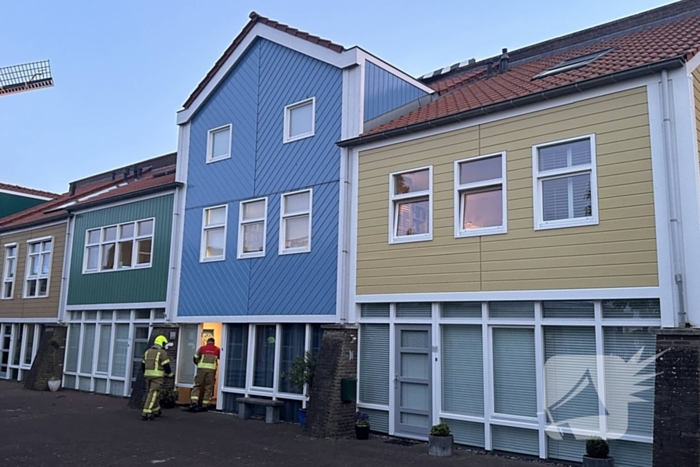 Zonnescherm waait kapot, brandweer ingezet