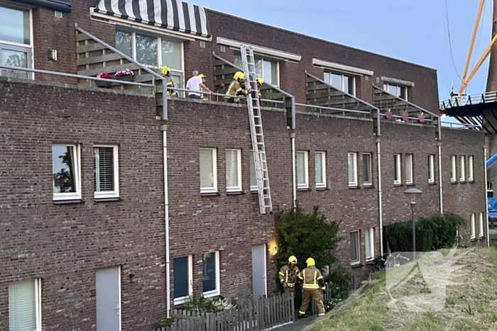 Zonnescherm waait kapot, brandweer ingezet