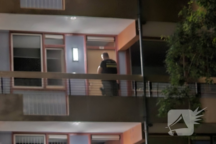 Veel politie bij flat De Brugge aanwezig