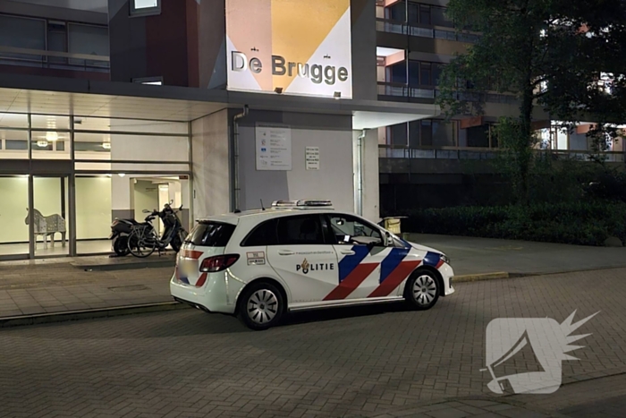 Veel politie bij flat De Brugge aanwezig