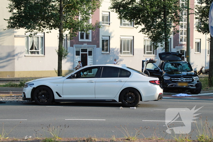 Flinke schade na botsing tussen twee auto's