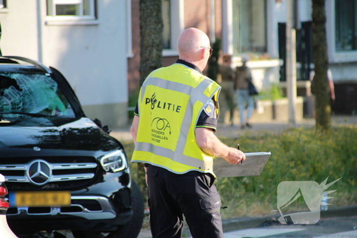 Flinke schade na botsing tussen twee auto's