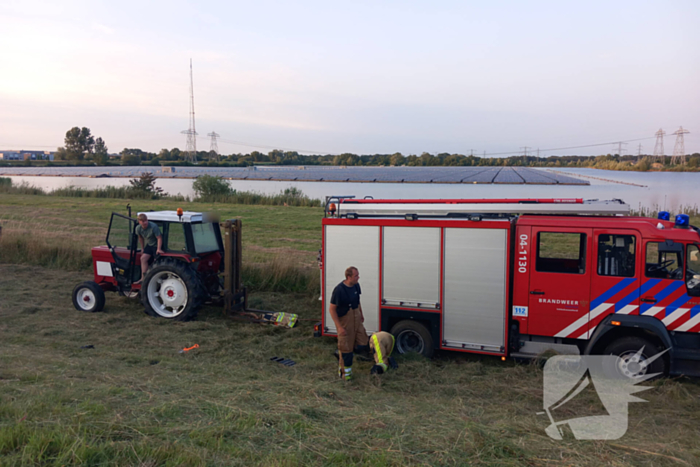 Brandweerwagen rijdt zich vast in berm