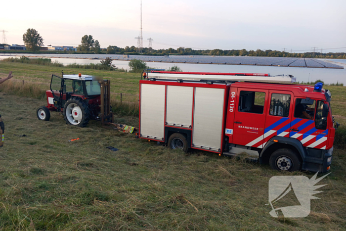 Brandweerwagen rijdt zich vast in berm