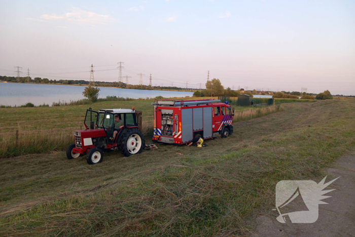 Brandweerwagen rijdt zich vast in berm