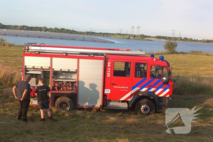 Brandweerwagen rijdt zich vast in berm