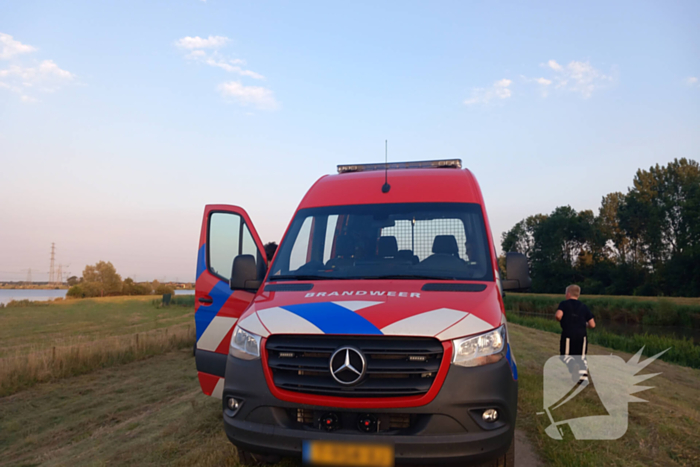 Brandweerwagen rijdt zich vast in berm