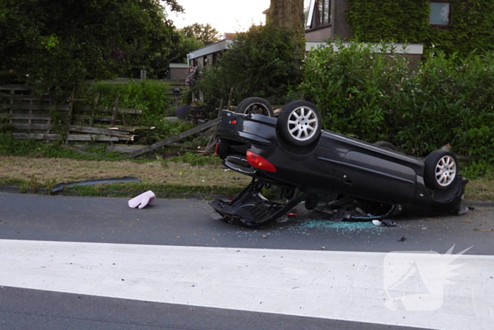 Bestuurder gewond nadat auto op kop belandt bij crash