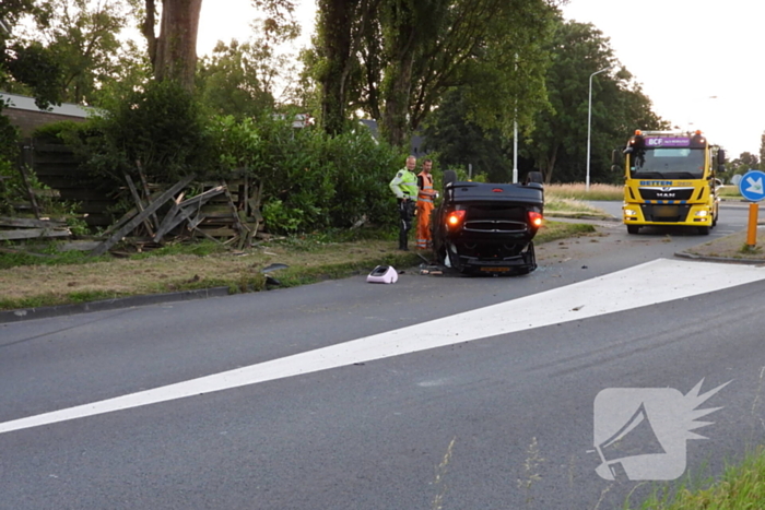 Bestuurder gewond nadat auto op kop belandt bij crash