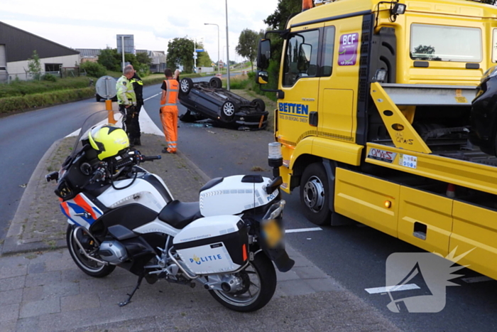 Bestuurder gewond nadat auto op kop belandt bij crash