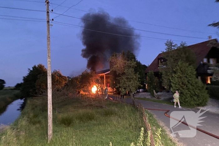 Flinke brand bij grote schuur