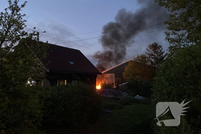 Flinke brand bij grote schuur