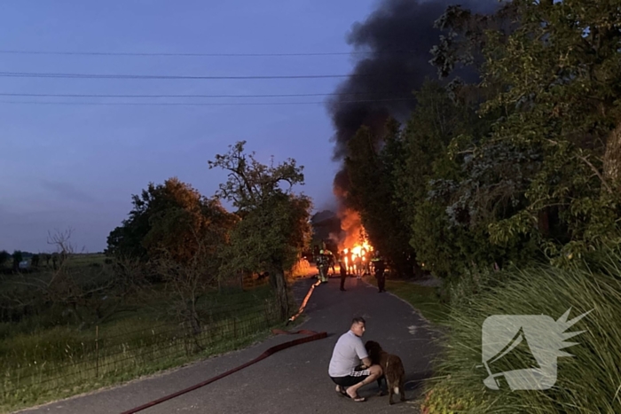 Flinke brand bij grote schuur
