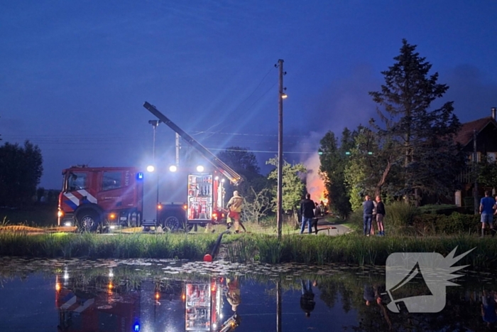 Flinke brand bij grote schuur