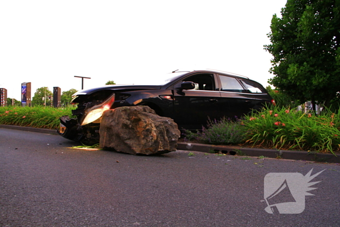 Automobiliste rijdt zwerfkei uit de grond