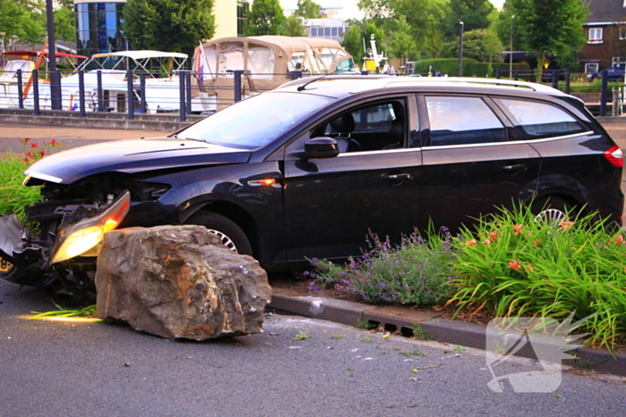 Automobiliste rijdt zwerfkei uit de grond