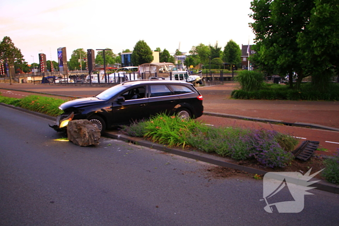 Automobiliste rijdt zwerfkei uit de grond