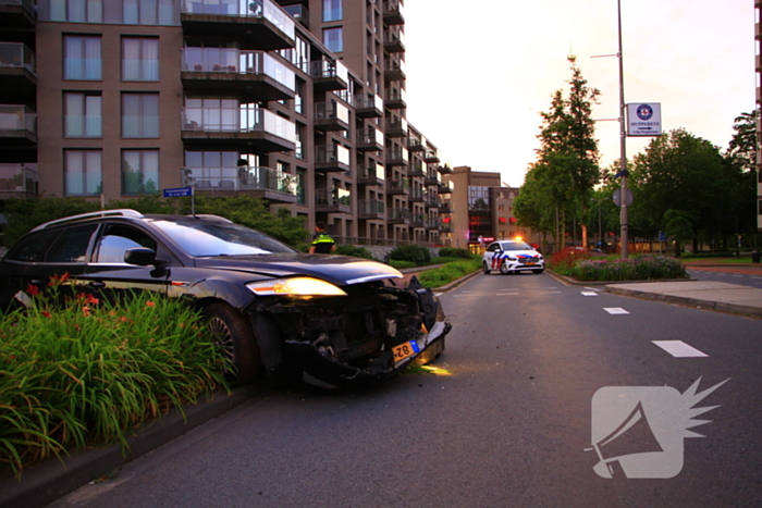 Automobiliste rijdt zwerfkei uit de grond
