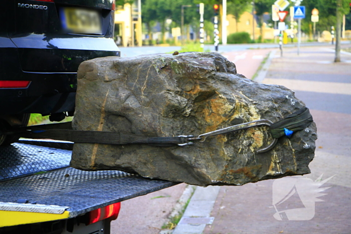 Automobiliste rijdt zwerfkei uit de grond