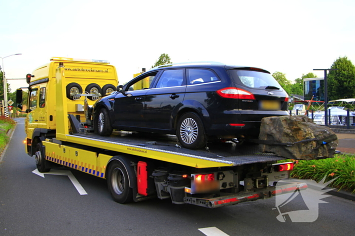 Automobiliste rijdt zwerfkei uit de grond