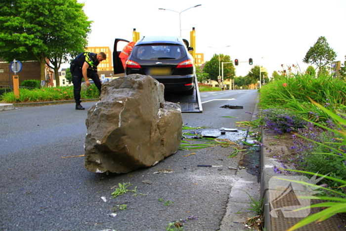 Automobiliste rijdt zwerfkei uit de grond