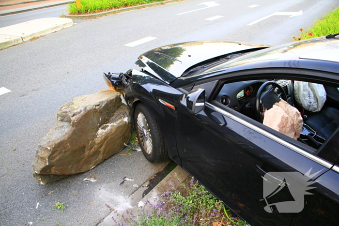 Automobiliste rijdt zwerfkei uit de grond