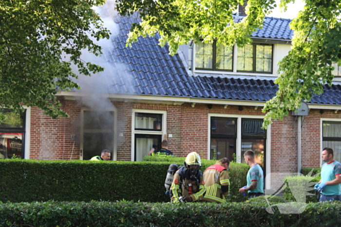 Politie haalt persoon uit brandende woning