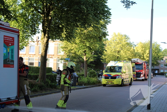Politie haalt persoon uit brandende woning