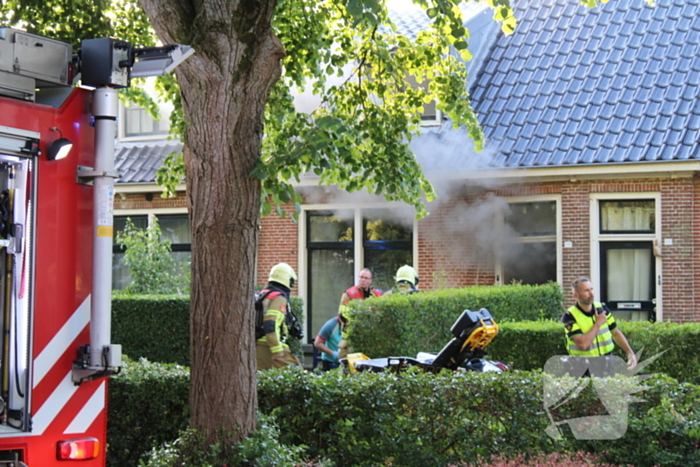 Politie haalt persoon uit brandende woning