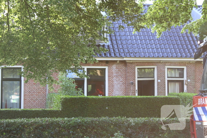 Politie haalt persoon uit brandende woning